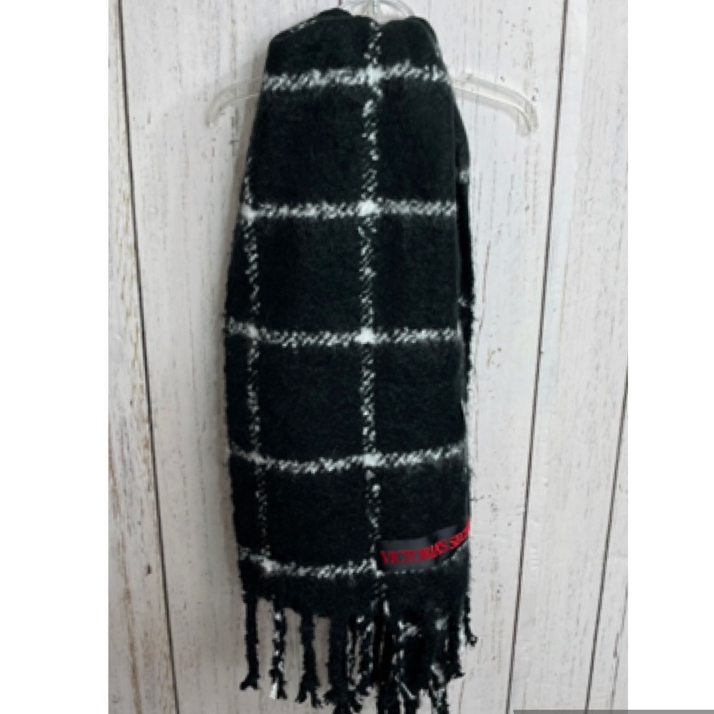 NWT Victoria’s Secret Black & White Blanket Scarf